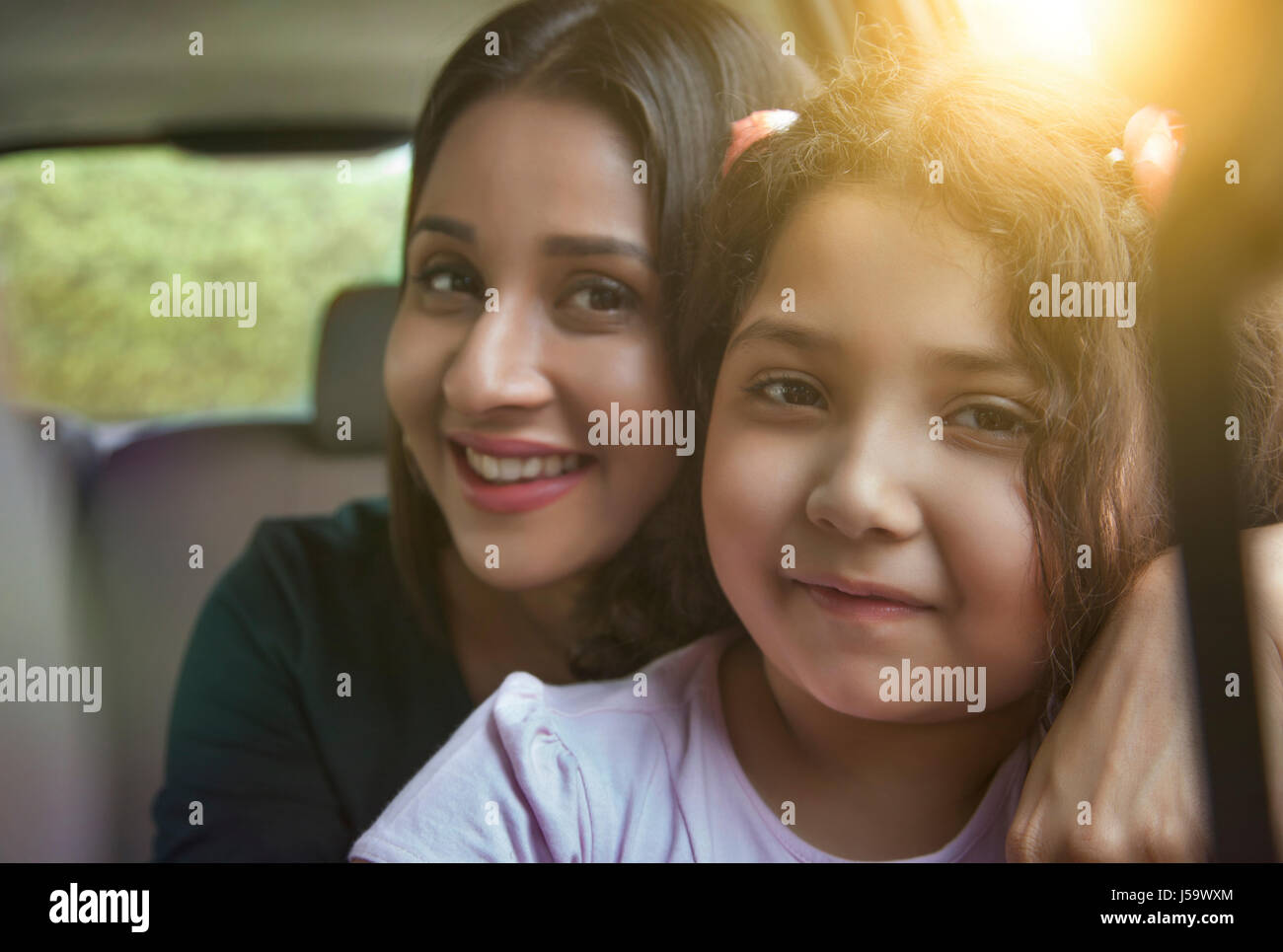 Retrato de madre e hija viajando en un automóvil Foto de stock