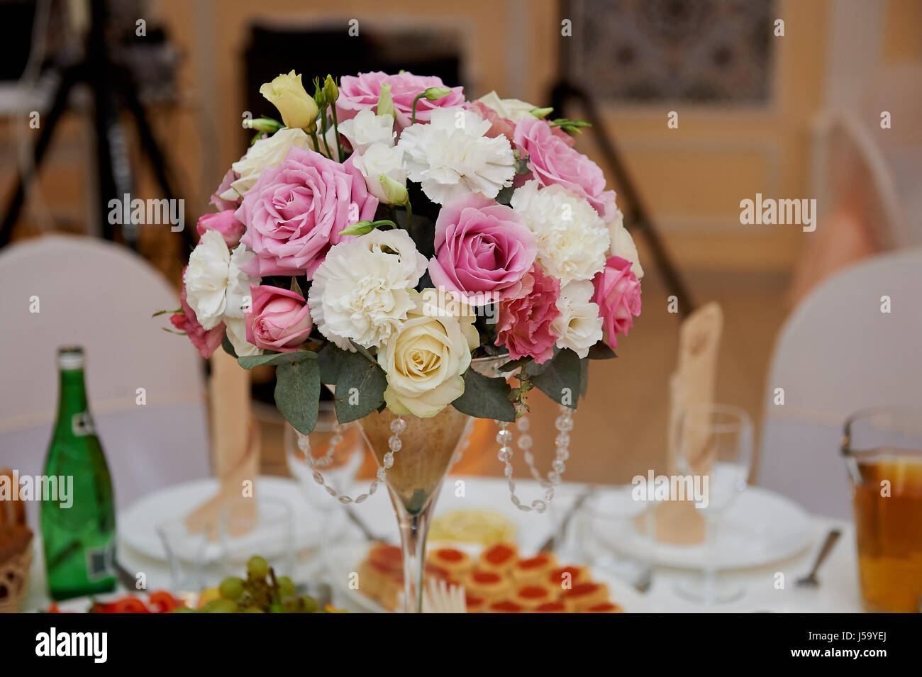 Organización de bodas en un vaso alto en tonos blanco y rosa. Compuesto de  claveles y rosas. Decoración de boda Fotografía de stock - Alamy