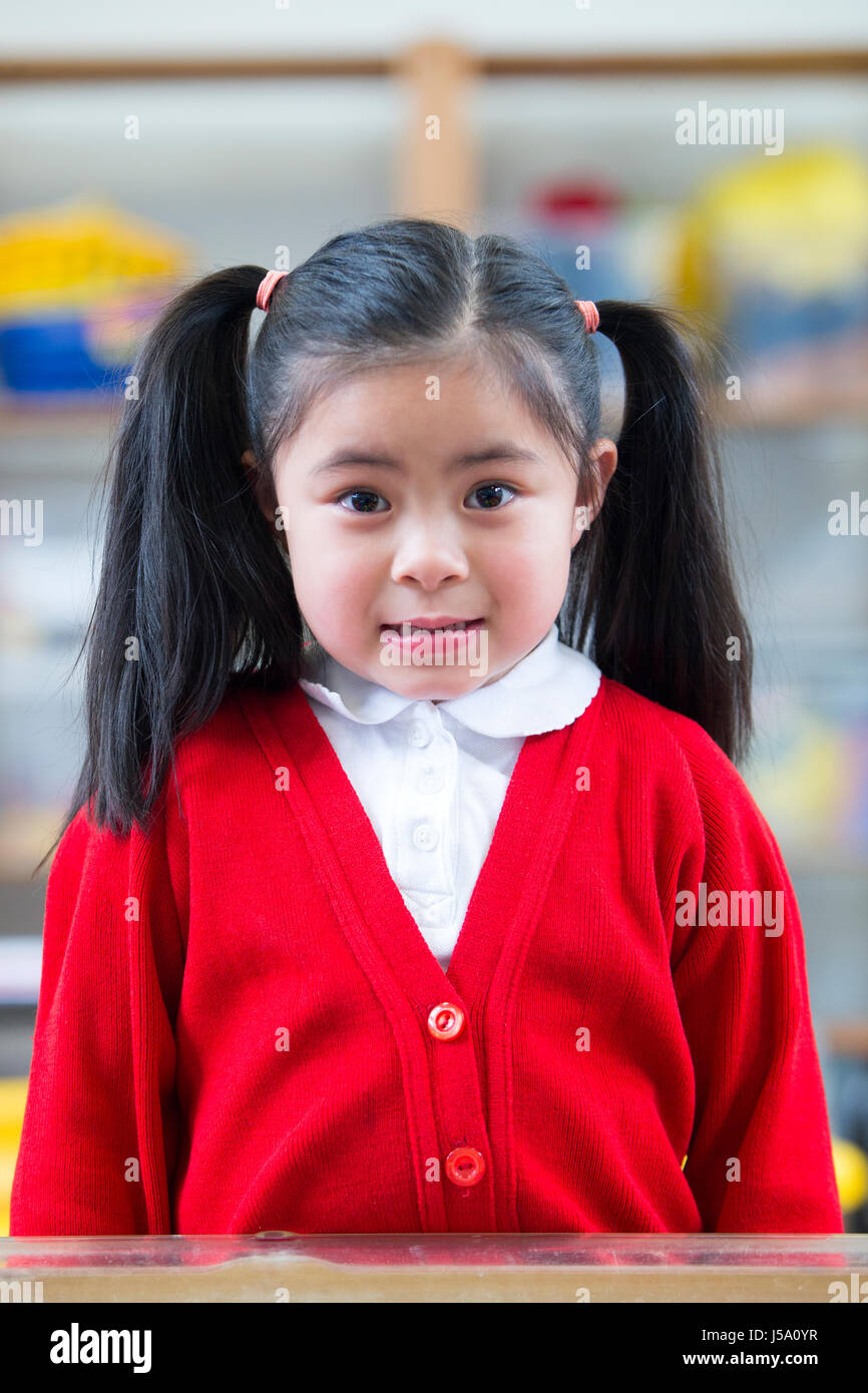 Retrato de una de la escuela. Ella lleva una roja y sonriendo a la cámara Fotografía de stock -