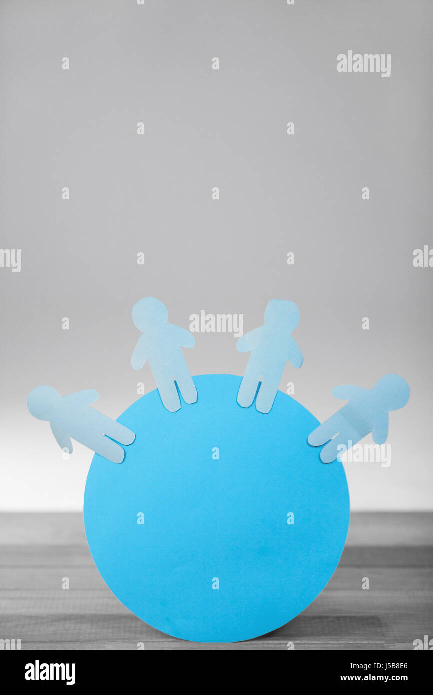 Imagen conceptual de papel azul figuras recortadas en círculo Fotografía de  stock - Alamy