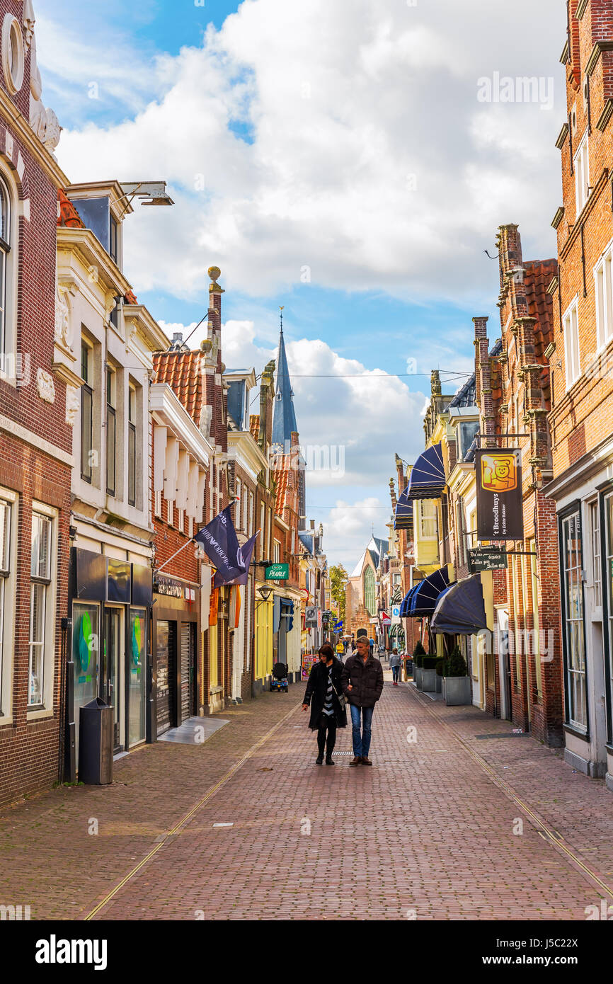 Enkhuizen, Holanda - Octubre 09, 2016: pictureseque shopping street en Enkhuizen con personas no identificadas. Enkhuizen tiene hoy uno de los mayores Foto de stock