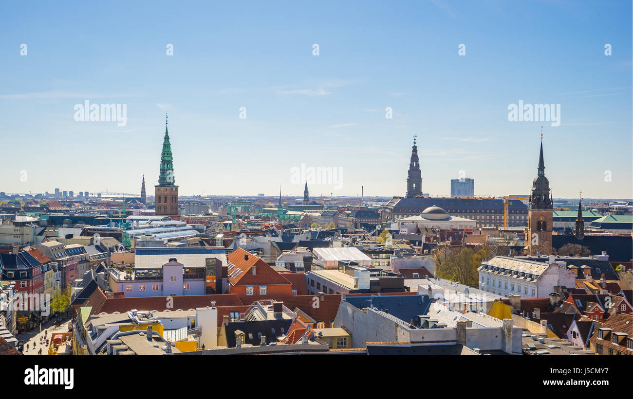 El horizonte de la ciudad de Copenhague en Copenhague, Dinamarca. Foto de stock