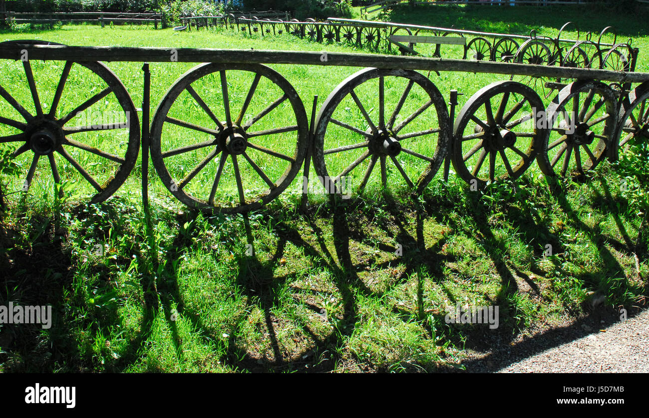 Todavía la vida bucólica verano ruedas summerly valla cintura cercado de las ruedas Foto de stock