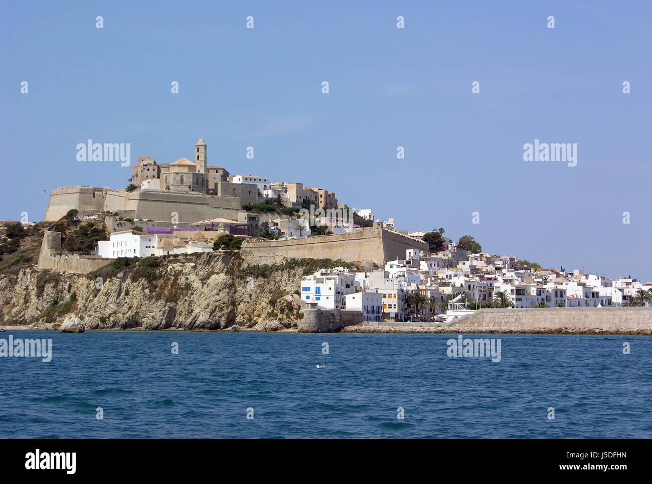 Casas de viaje azul de la ciudad turismo Europa España agua sal mediterránea Foto de stock