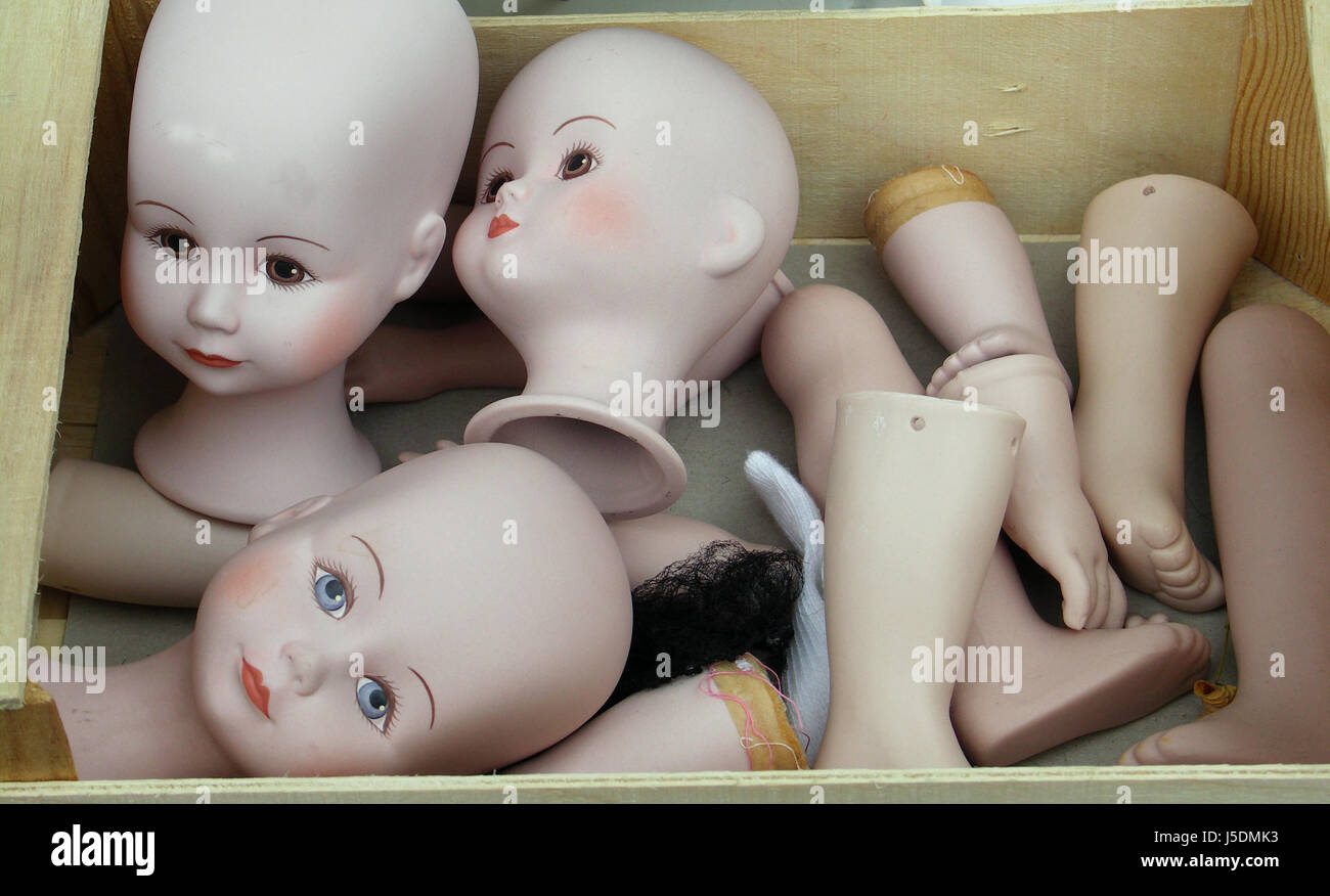 Cabezas de muñecas de sustitución de piezas de repuesto en el mercadillo puppenkpfe puppenarme Foto de stock