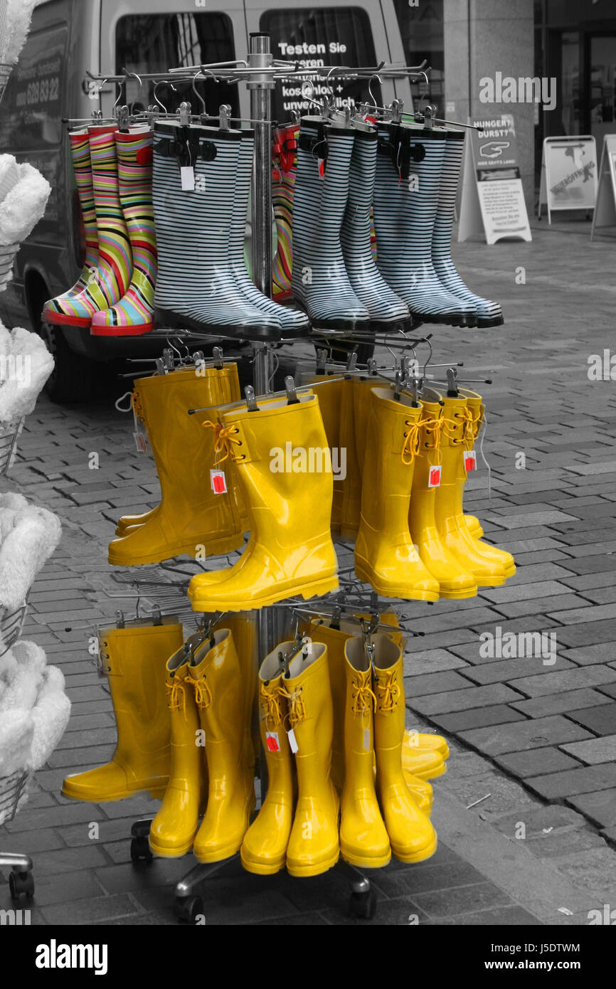 Zapatos bota de caucho ofrecen colorido del calzado infantil lluvia lluvia  de goma Fotografía de stock - Alamy