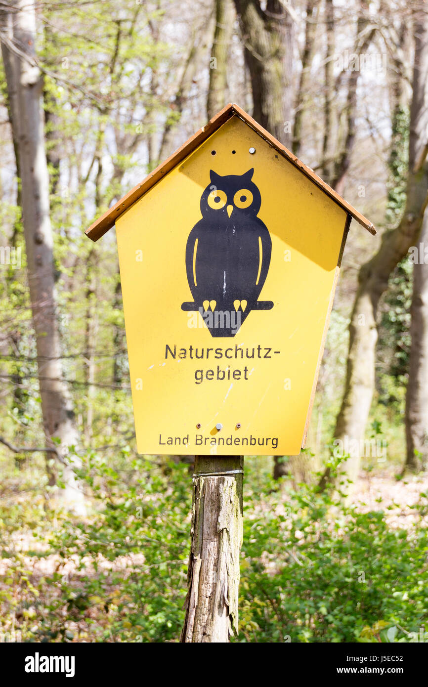 Un naturschutz (conservación de la naturaleza) firman en bruto de Glienicke cerca de Berlín y Potsdam Foto de stock