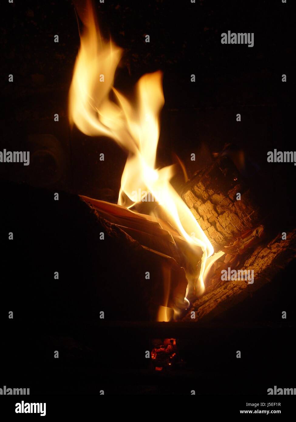 Caliente el fuego conflagración chimenea estufa hogar llama calentar el calor heiss heis Foto de stock