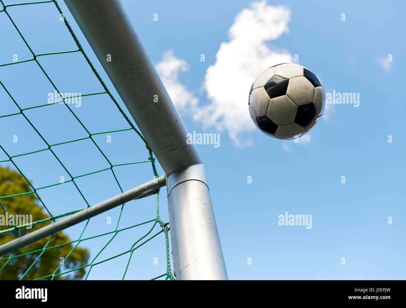 Balón de fútbol volando hacia el objetivo de fútbol net por sky Fotografía  de stock - Alamy