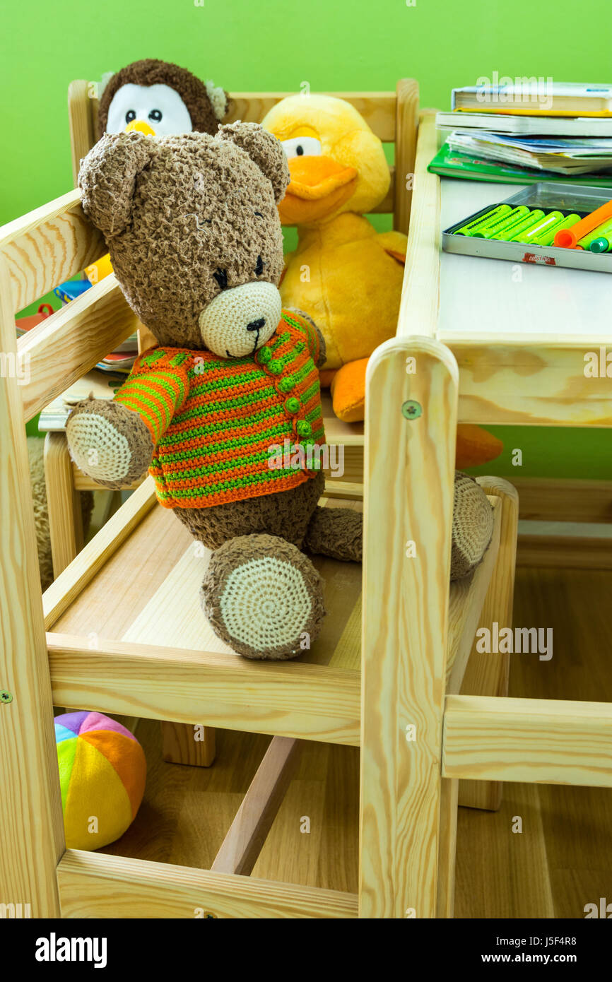 Oso de peluche grande y pequeño oso de peluche sentado sobre un piso de  madera contra la pared Fotografía de stock - Alamy