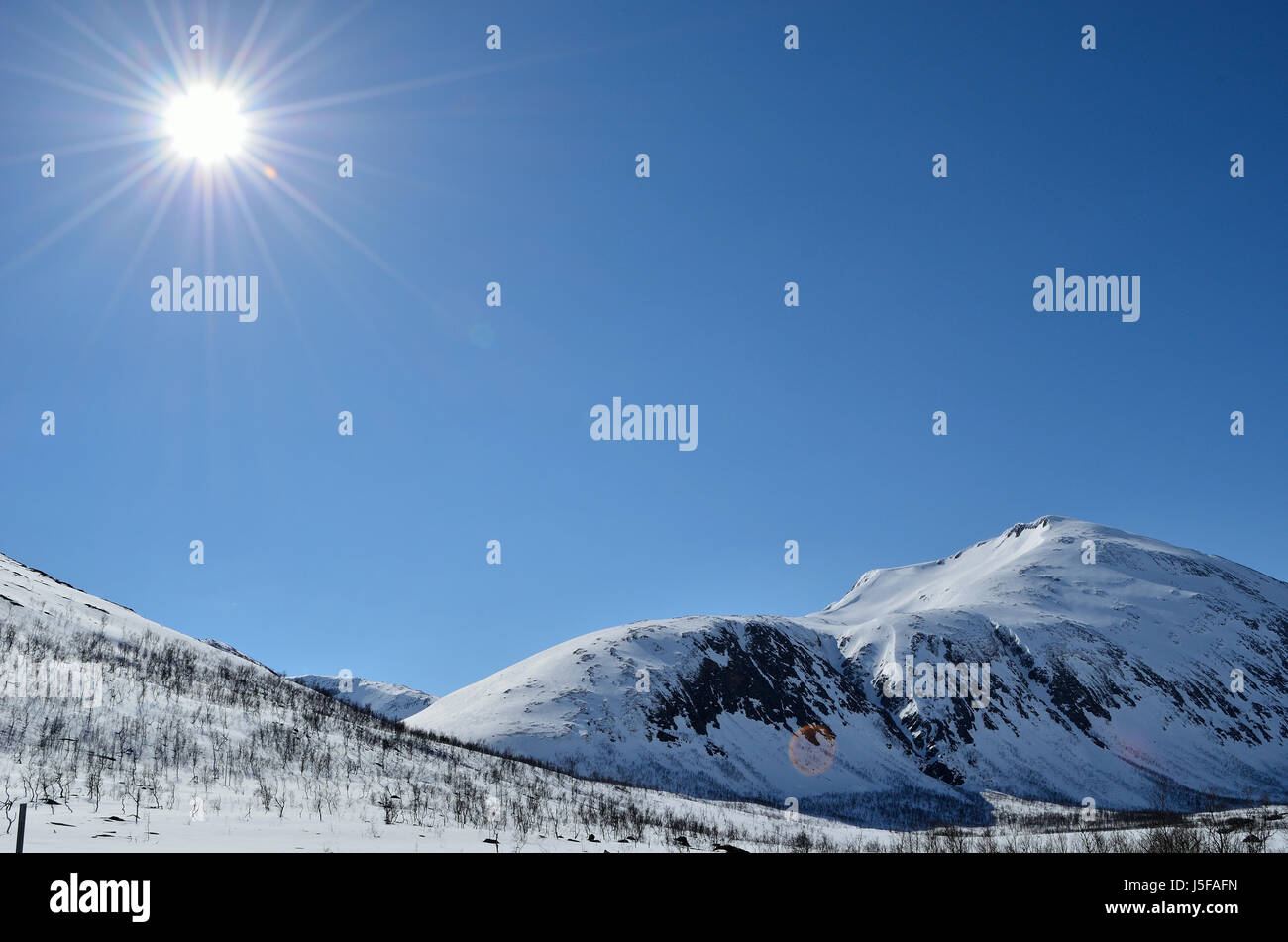 Sol en montaña nevada en primavera en el norte de Noruega. Foto de stock