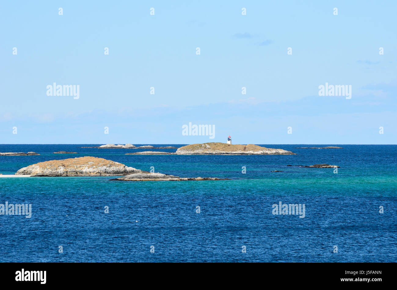 Faro aislado en la isla del mar a principios de la primavera Foto de stock