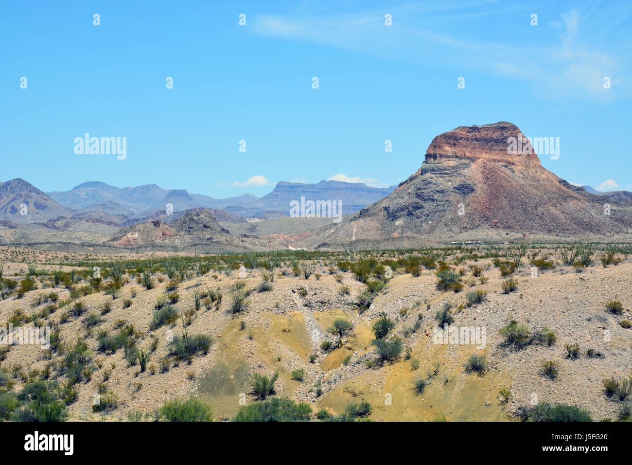 (Cerro Pico Castolon Castellano) crea un espectacular paisaje en la región del Desierto Chihuahuense del Parque Nacional de Big Bend Foto de stock