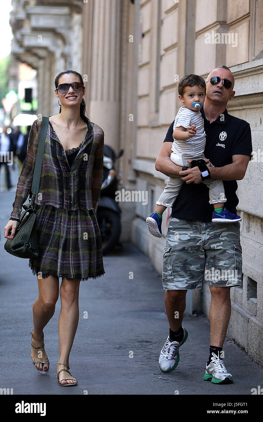 Marica Pellegrinelli celebra su 29 cumpleaños con su esposo y su hijo Eros  Ramazzotti Gabrio Tullio ir a almorzar a un restaurante cercano. Eros es  vestidos de camuflaje bermudas y un polo