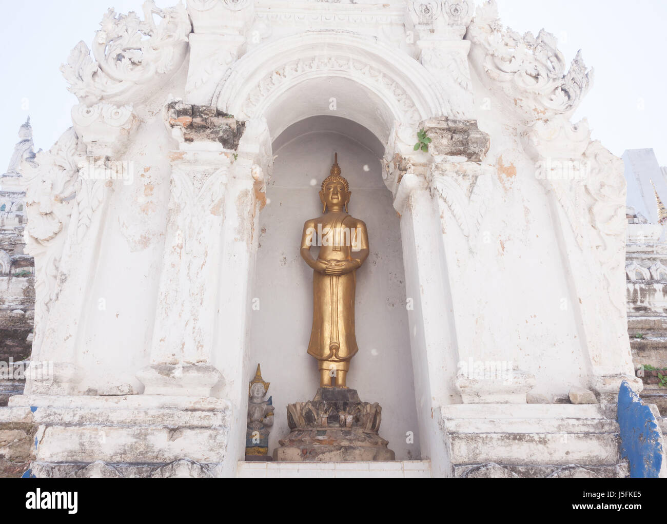 Estatua de Buda de oro en Tailandia templo Foto de stock