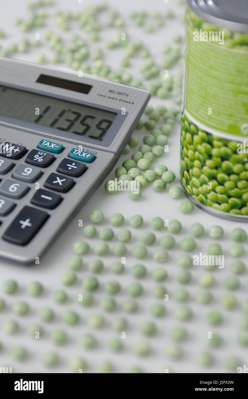 Compruebe la comida alimento verde calculadora guardar fila de estaño de  control de calidad revisa ordenado Fotografía de stock - Alamy