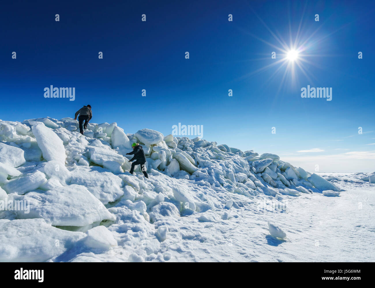 Escalada en los montones de nieve boulders, Laponia, Suecia Foto de stock