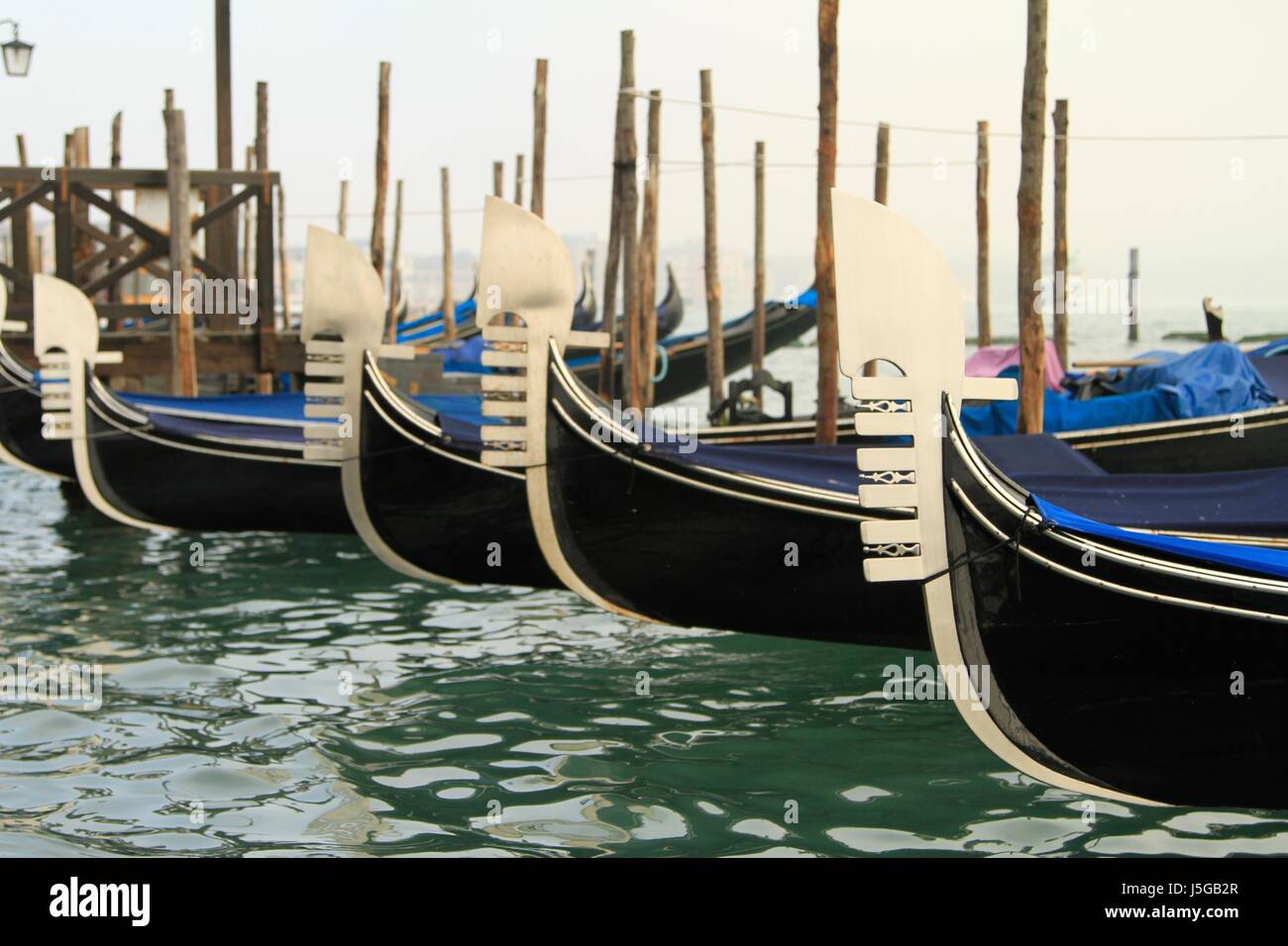 La góndola ferro en detalle los pasos de la plaza de San Marcos, en Venecia, Italia Foto de stock