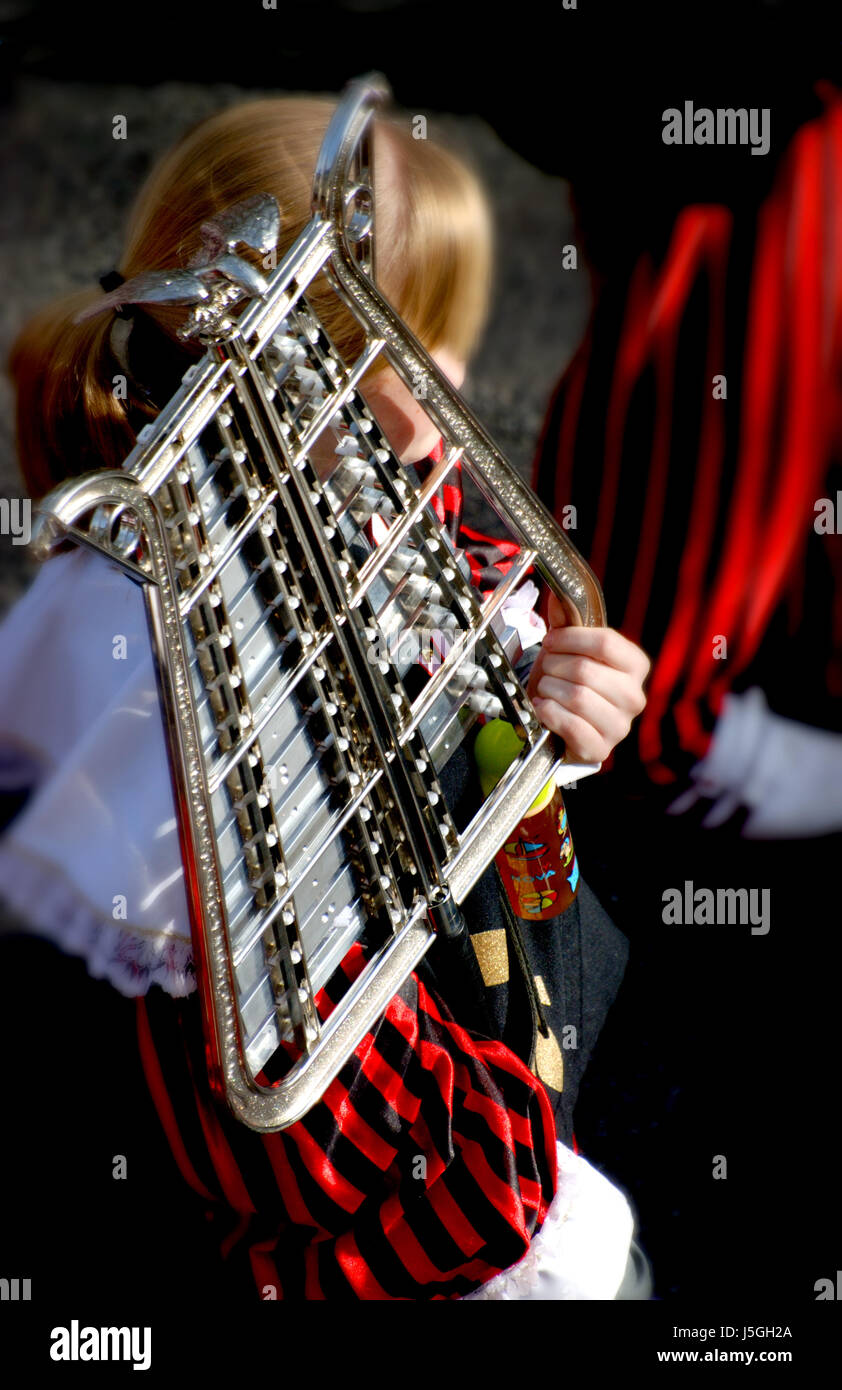 Instrumentos musicales música capilla bell carillon bowingbells Carnaval  lunes Fotografía de stock - Alamy