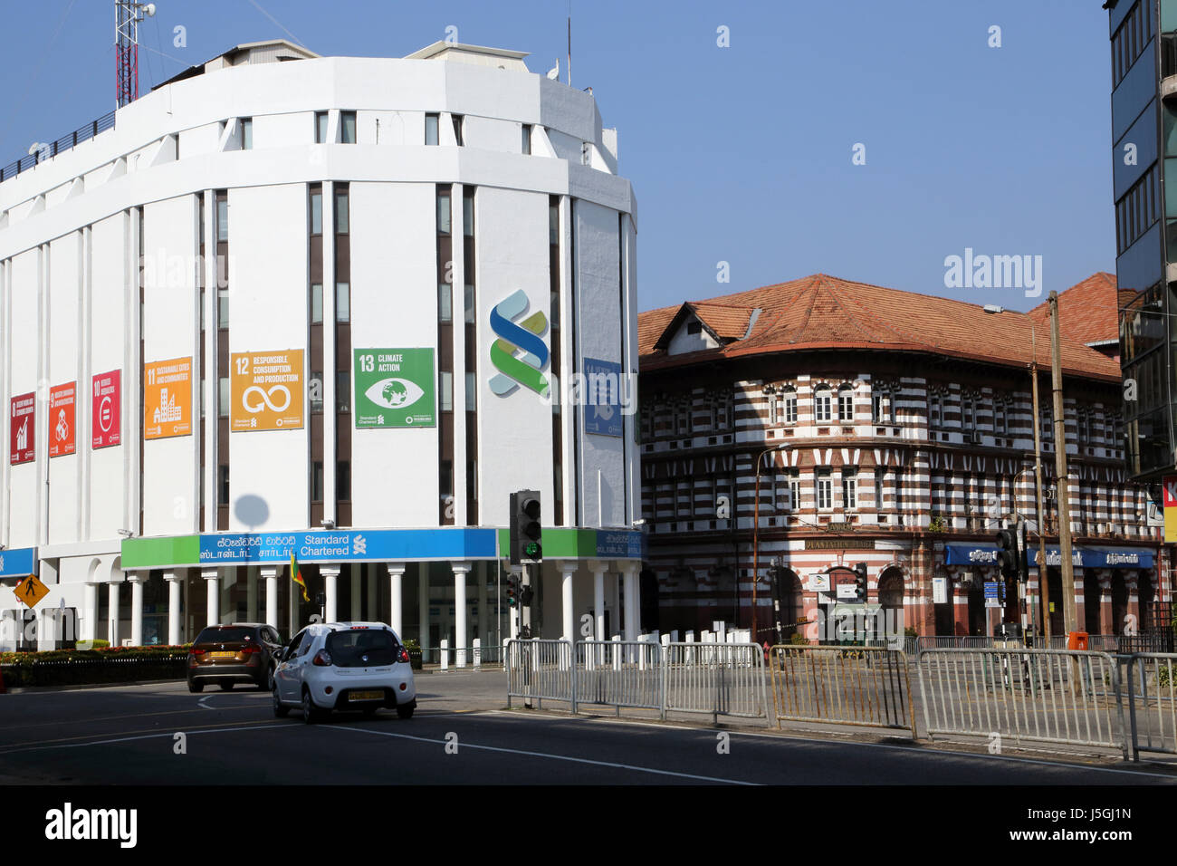 Fort Colombo, Sri Lanka, modernos y antiguos edificios Standard Chartered Bank y Lankam Plantation House Foto de stock