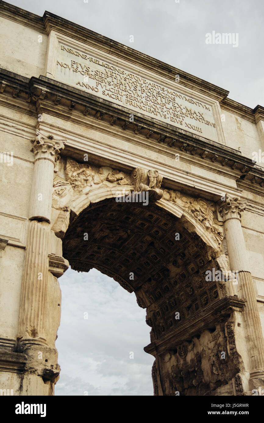 Arco de Tito en Roma, Italia. Foto de stock