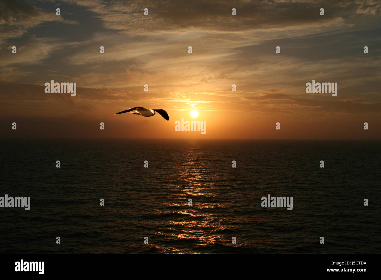 Horizonte Azul sunset ondas románticas velas romanticismo reflexión humor ancho Foto de stock