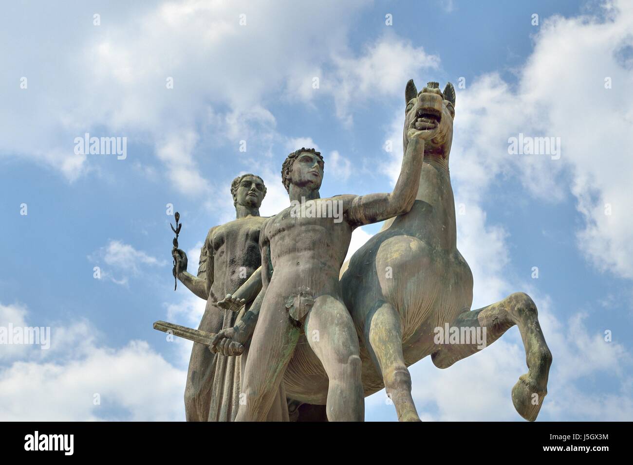 Estatua de bronce de Vittoria puente que cruza el río Adige en Verona Foto de stock