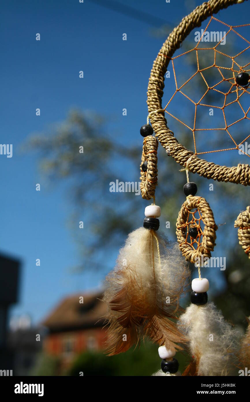 Anillo de plumas de ensueño aborígenes círculo esotérico tradiciones  círculos anillos de perlas Fotografía de stock - Alamy