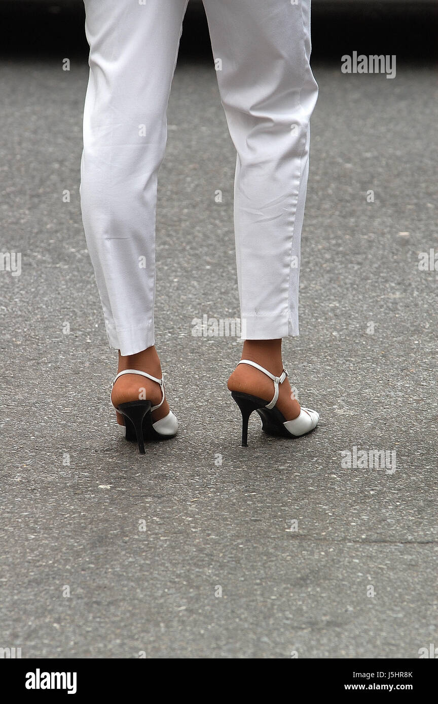 Mujer piernas zapatos de moda mujer pantalones vaqueros pantalones jean  pies chica chicas Fotografía de stock - Alamy