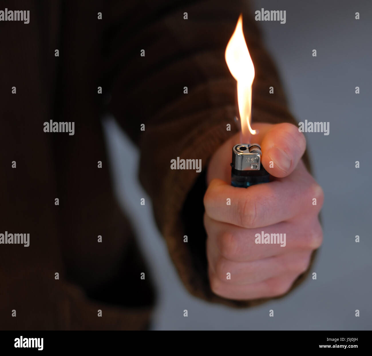 Cigarro cigarrillo mano derechos humano conflagración fuego llama brazo  encendedor Fotografía de stock - Alamy