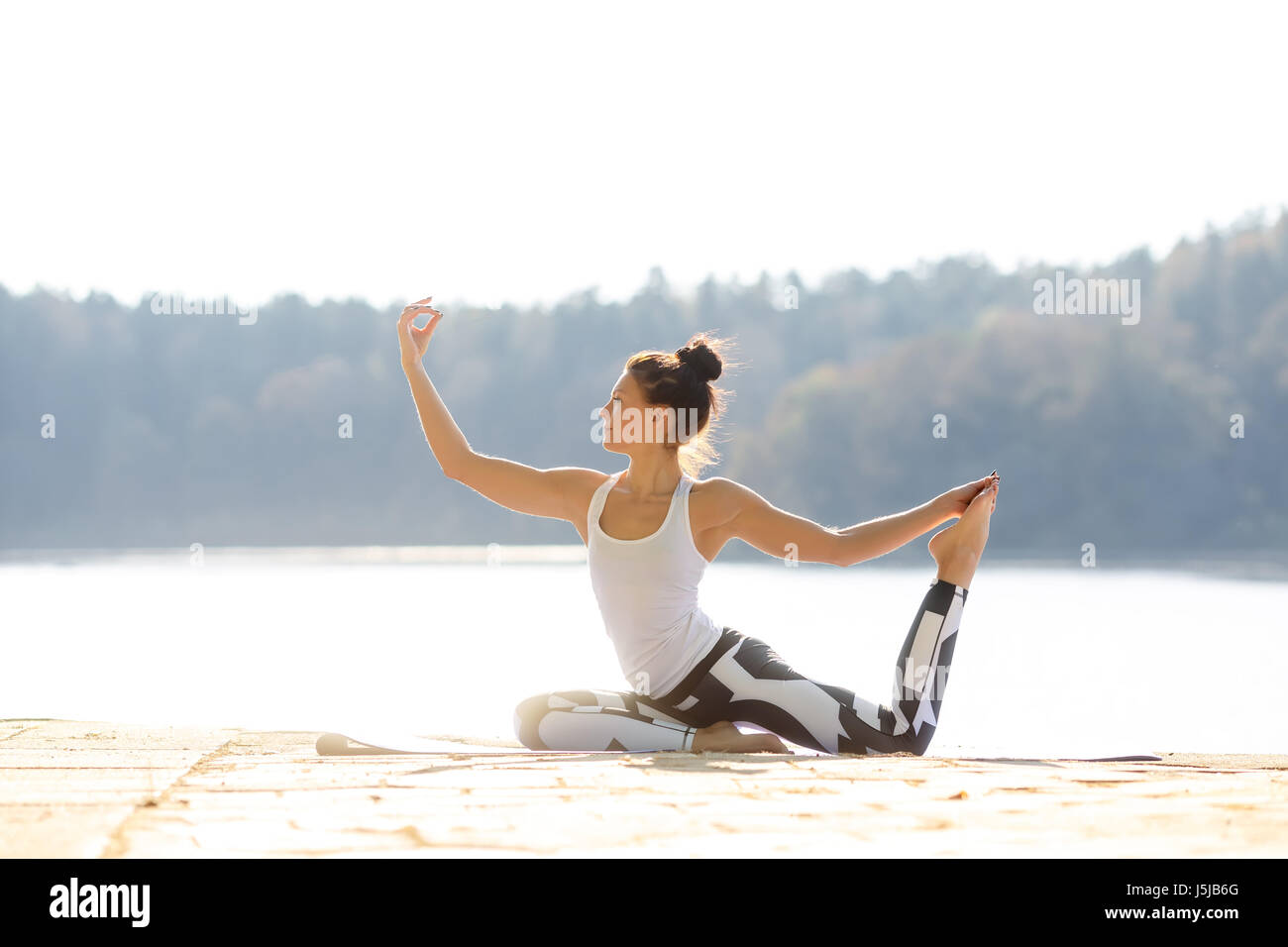 Mujer joven hacer yoga, meditación al aire libre cerca del lago. Fitness  Deporte y hacer ejercicio en la naturaleza. Atardecer de otoño Fotografía  de stock - Alamy