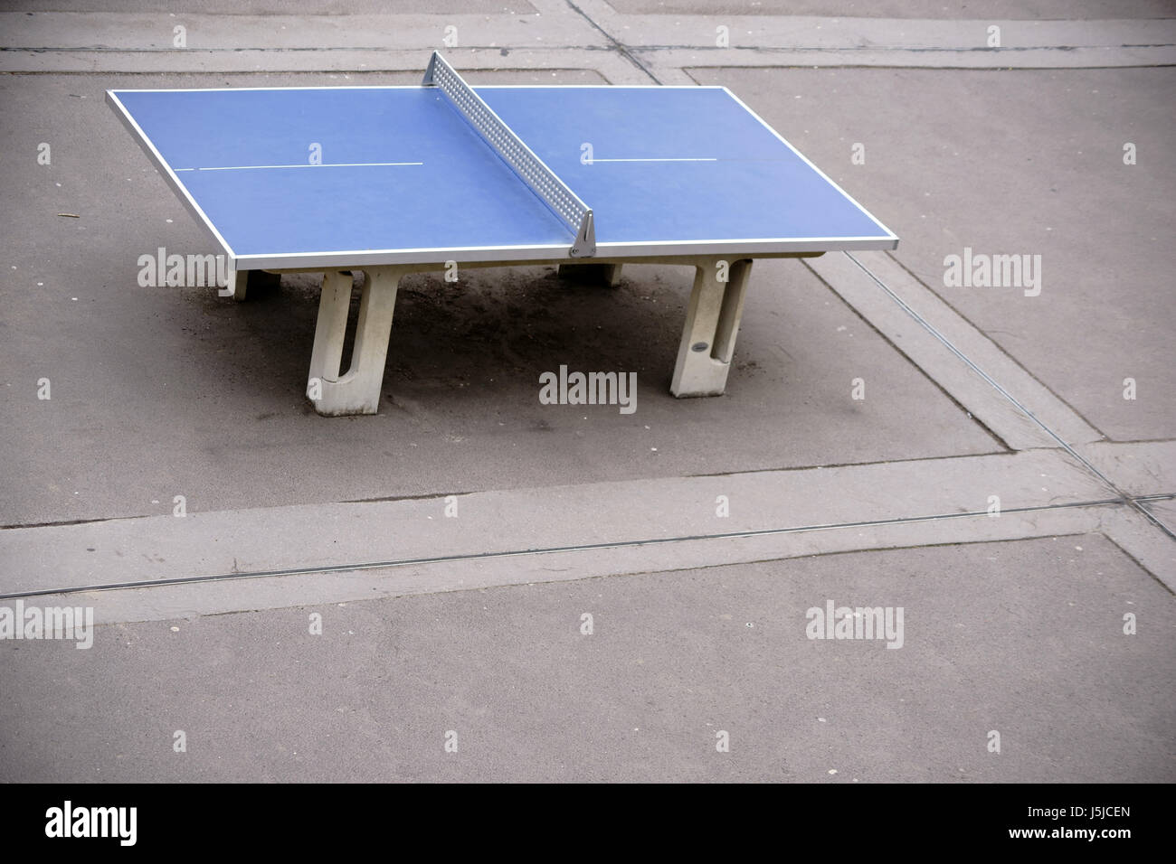 Una mesa de ping-pong está sobre un campo de deportes concretos Fotografía  de stock - Alamy