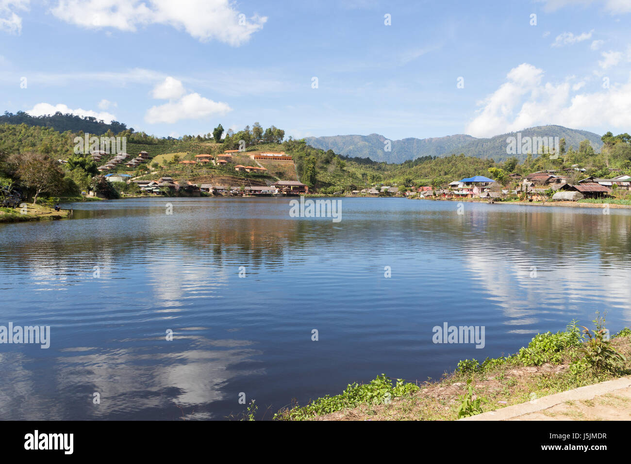Lago en el Guomindang chino aldea de Mae Aw o Baan Thai Rak, Mae Hong Son, Thahiland Foto de stock
