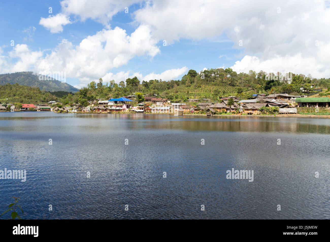 Lago en el Guomindang chino aldea de Mae Aw o Baan Thai Rak, Mae Hong Son, Thahiland Foto de stock