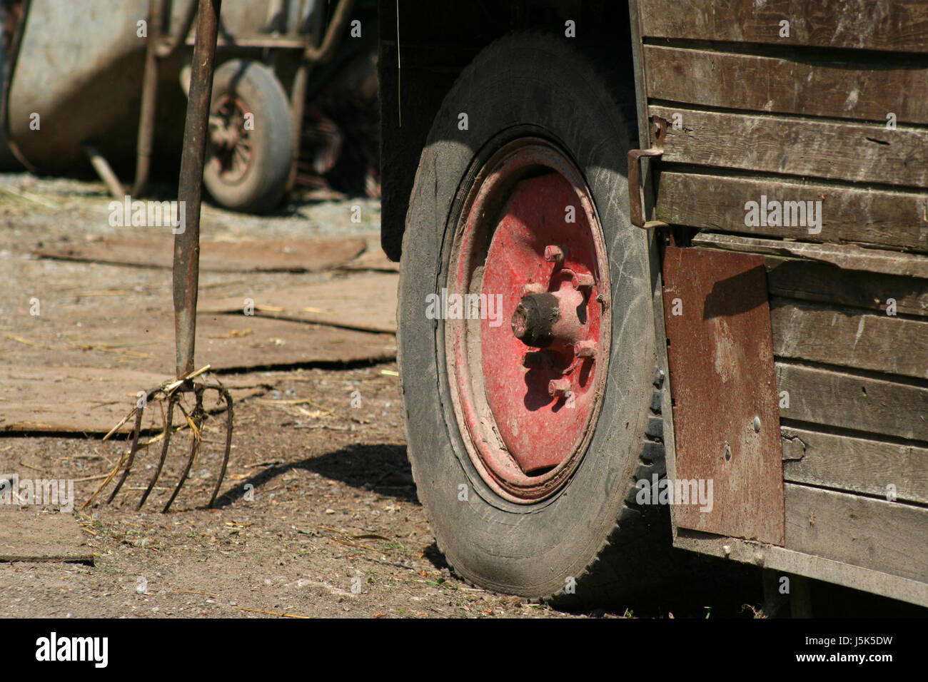 Las ruedas del remolque agrícola Agricultura bucólica granja landlive  carretillas de horquilla de estiércol Fotografía de stock - Alamy