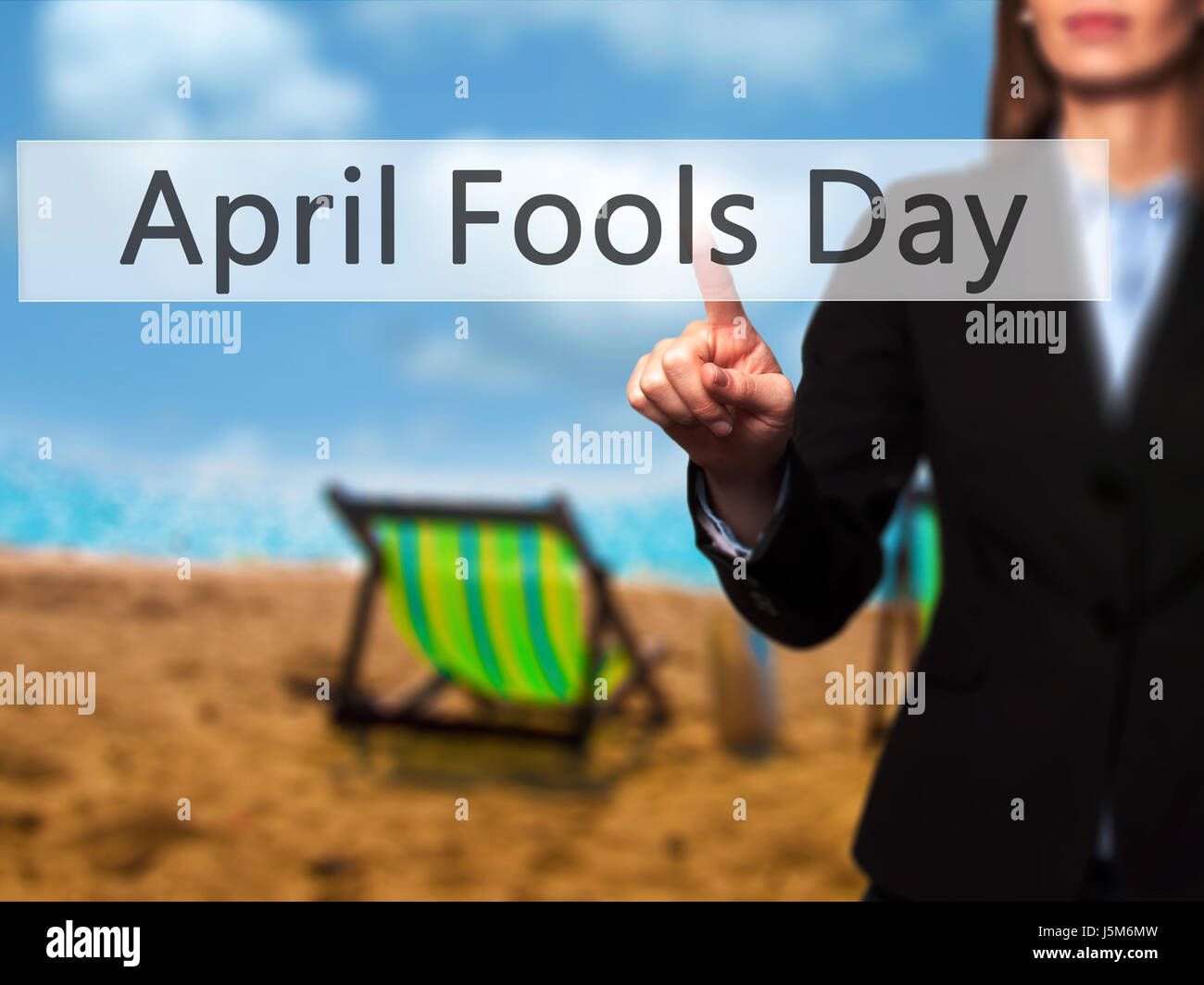 April Fools Day - Lado hembra aislado de tocar o apuntando al botón. Concepto de negocio y la tecnología del futuro. Stock Photo Foto de stock