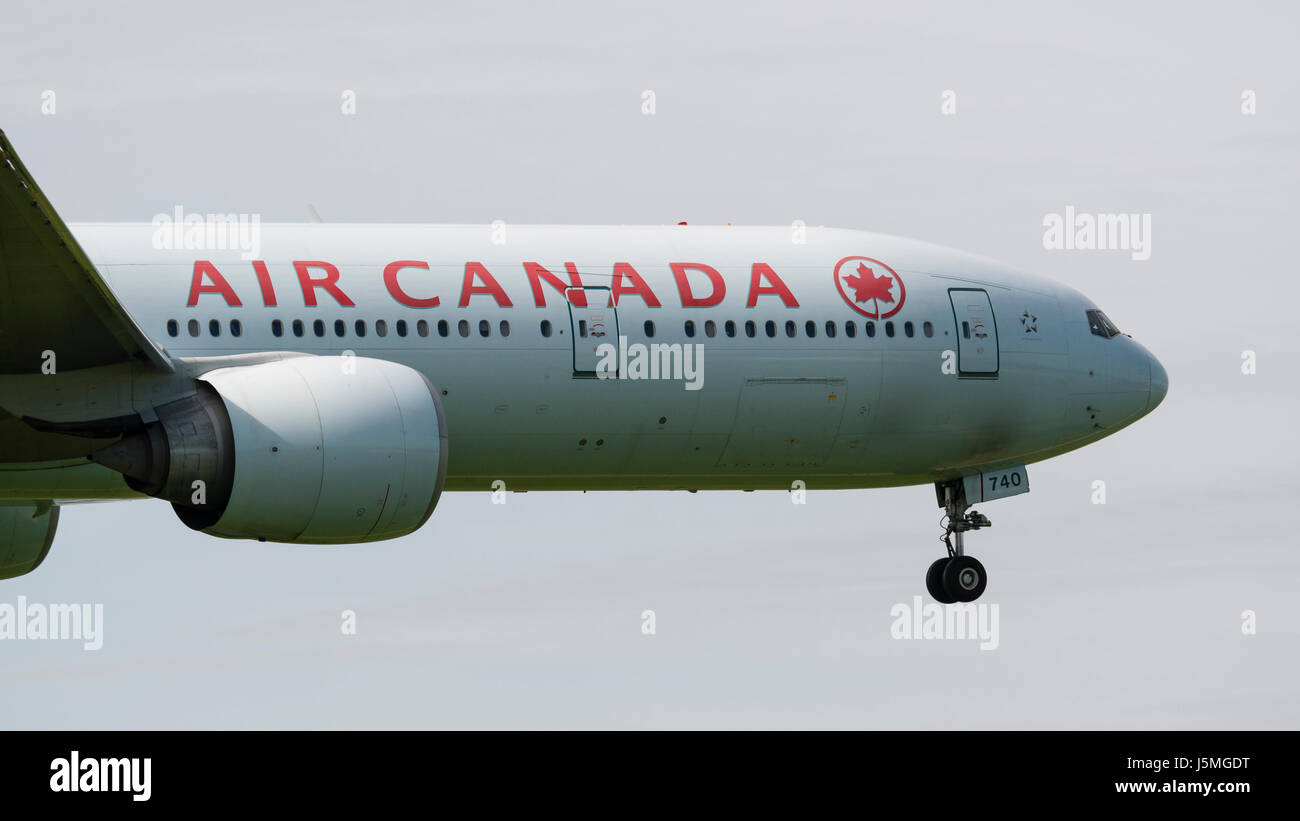 Air Canada avión avión aterrizaba logo librea Boeing 777 de fuselaje estrecho arriba Foto de stock