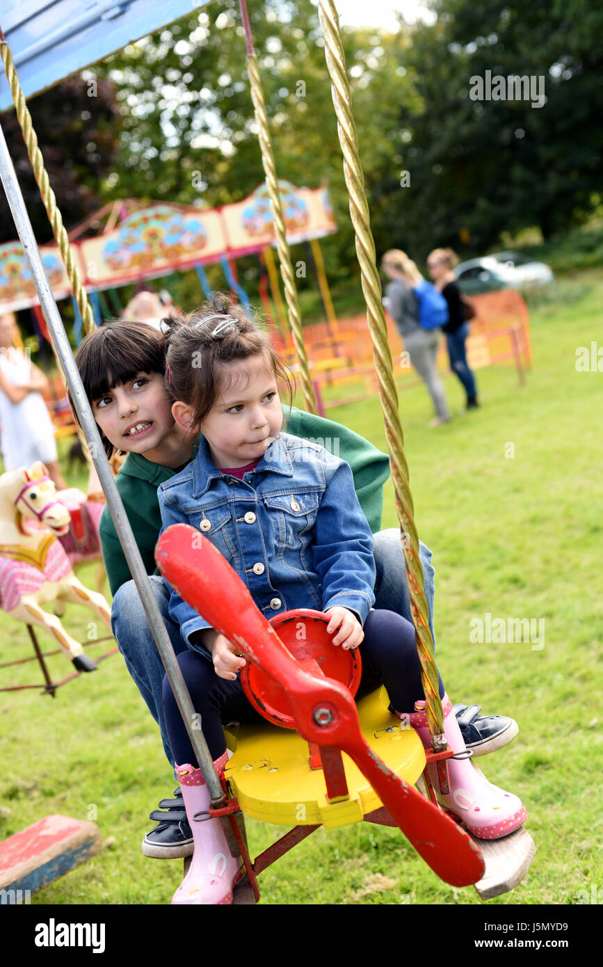 Hermano y hermana en el plano recinto ferial ride (Brighton día Apple, Stanmer Park, Foto de stock