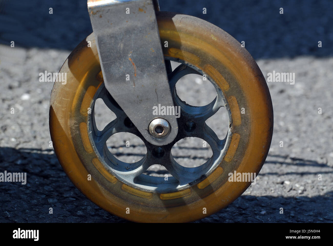 Ruedas ruedas pequeñas y poco metal goma sólida remachada remachar completa  Fotografía de stock - Alamy