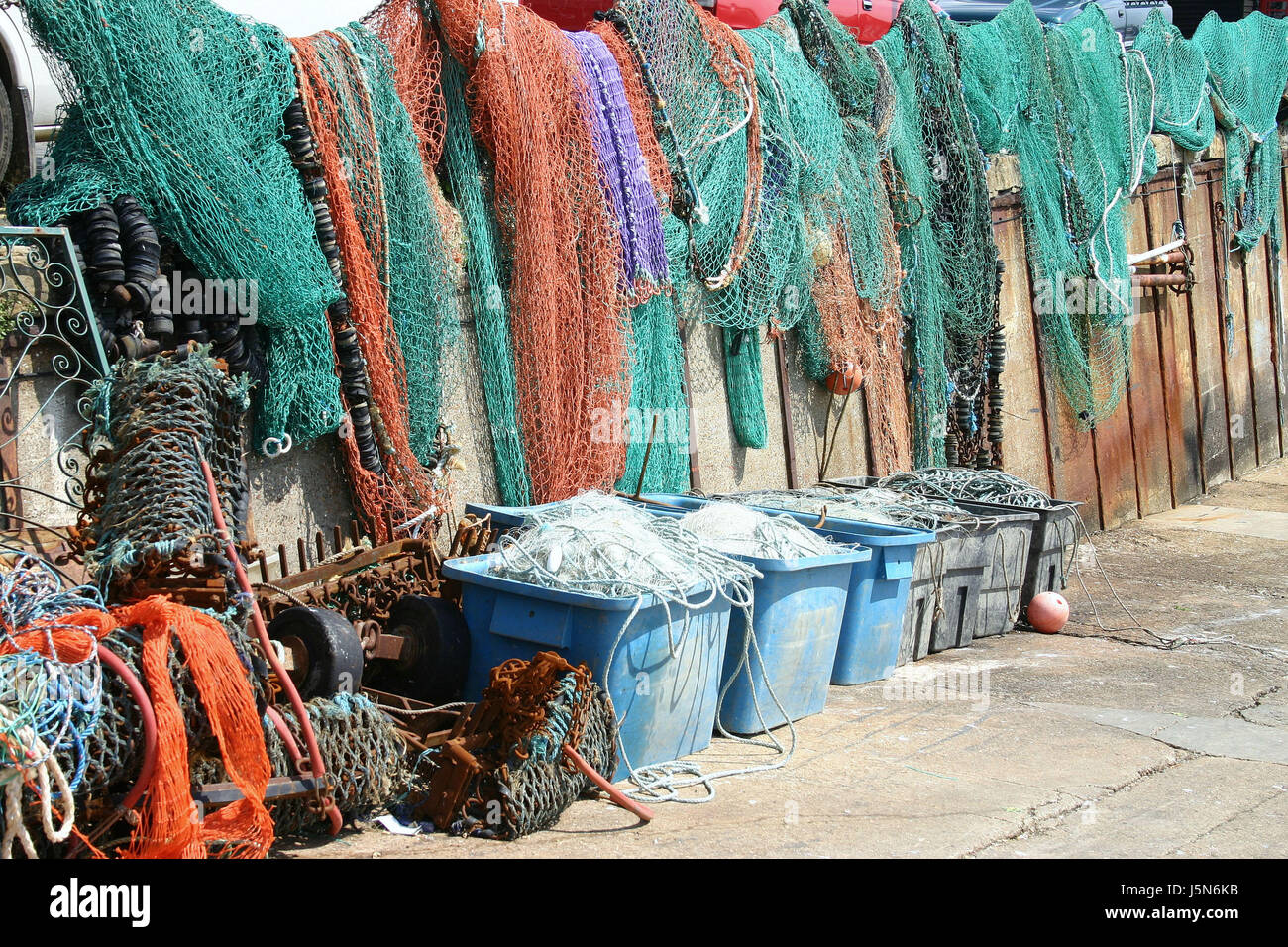 Redes de pesca o de colores de colores colgando en el sol para secar. Foto de stock
