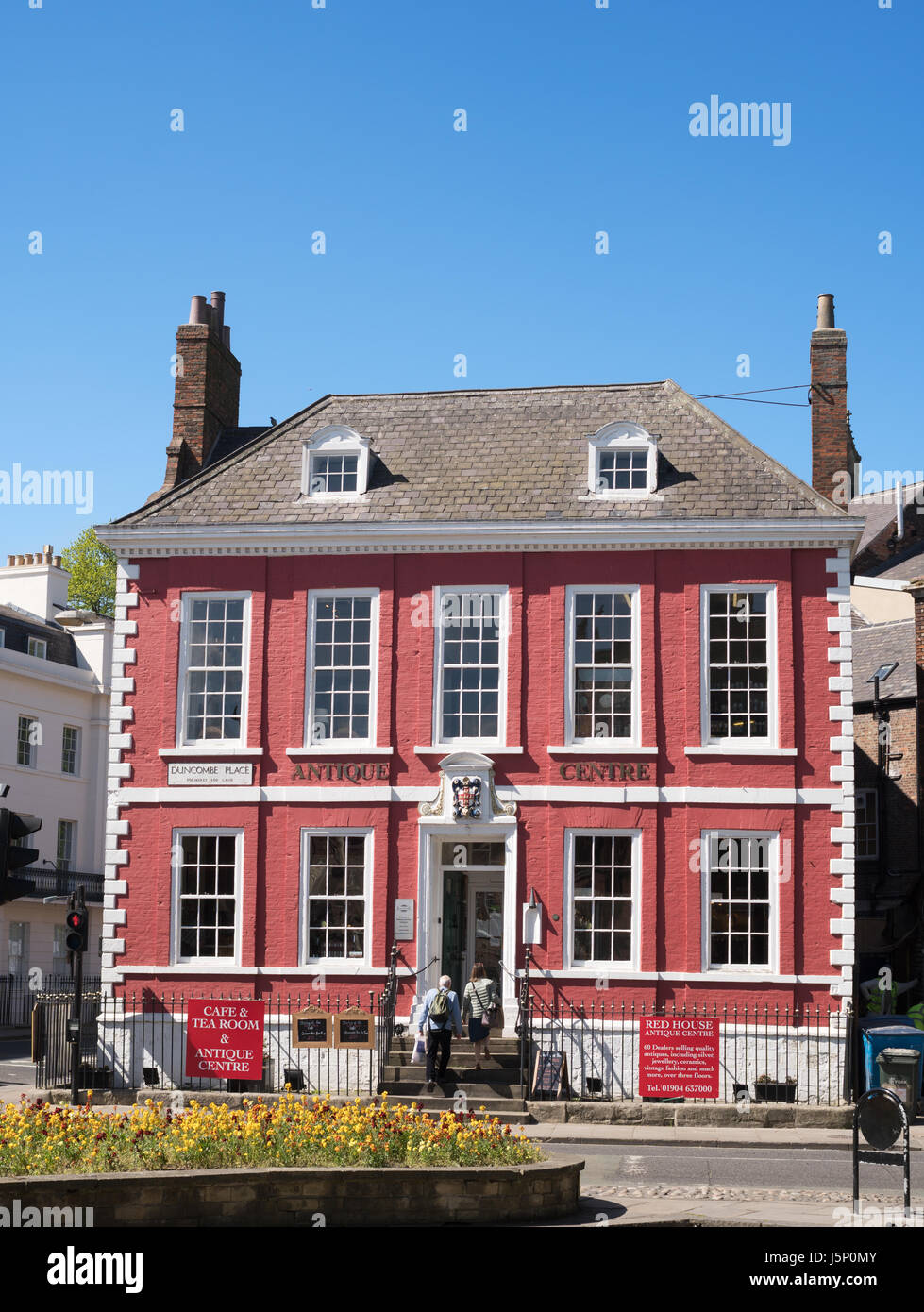 Centro de antigüedades en la Casa Roja, Duncombe Place, York, North Yorkshire, Inglaterra, Reino Unido. Foto de stock