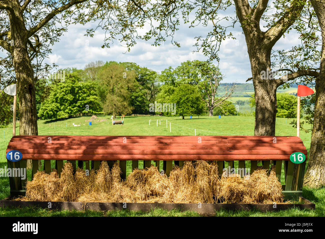 El Castillo de Rockingham, Corby, Inglaterra. El 18 de mayo de 2017. Un día soleado y nublado en un vacío de cross country en el curso Fundamentos de Rockingham Castle, con vistas al valle de Welland, como jinetes de doma tomar parte en el evento. Crédito: miscelánea/Alamy Live News Foto de stock