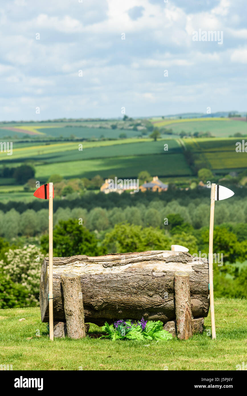 El Castillo de Rockingham, Corby, Inglaterra. El 18 de mayo de 2017. Un día soleado y nublado en un vacío de cross country en el curso Fundamentos de Rockingham Castle, con vistas al valle de Welland, como jinetes de doma tomar parte en el evento. Crédito: miscelánea/Alamy Live News Foto de stock