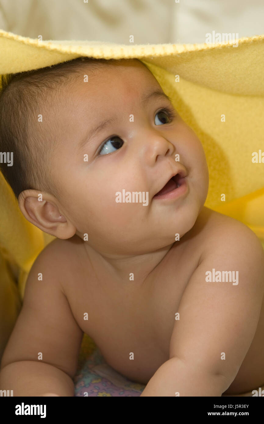 Futuro curioso curioso nosy juguetón derechos humano hijo bebé manta descendencia Fotografía de