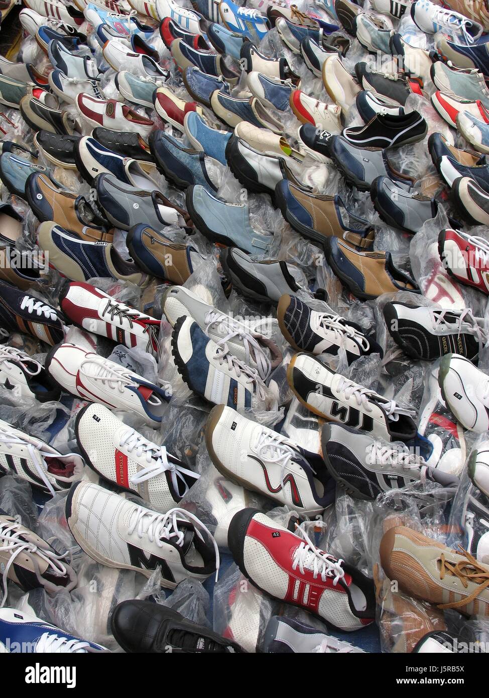 Asia zapatos venta calzado deportivo barato barato asequible mercado  semanal Fotografía de stock - Alamy