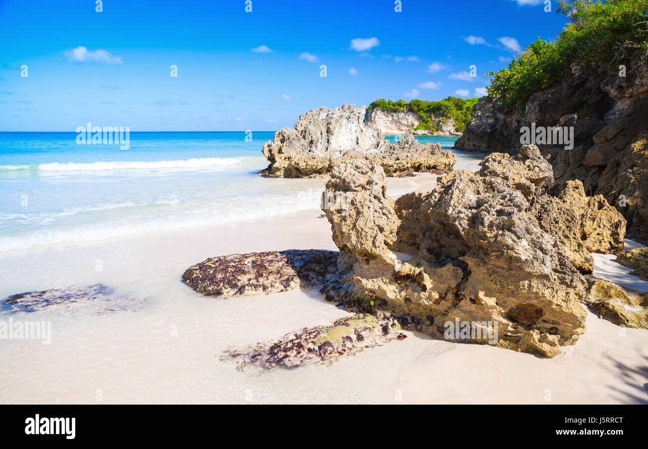 Rocas costeras de Macao Beach, paisaje natural de República Dominicana, Hispaniola Foto de stock