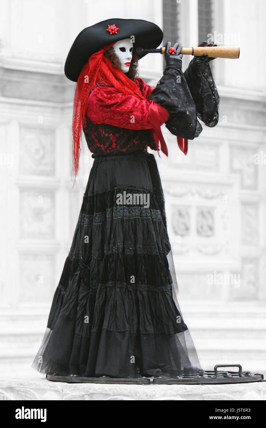 Carnaval de Venecia disfraz pirata mujer máscara cultura turismo coloridos  colores Fotografía de stock - Alamy