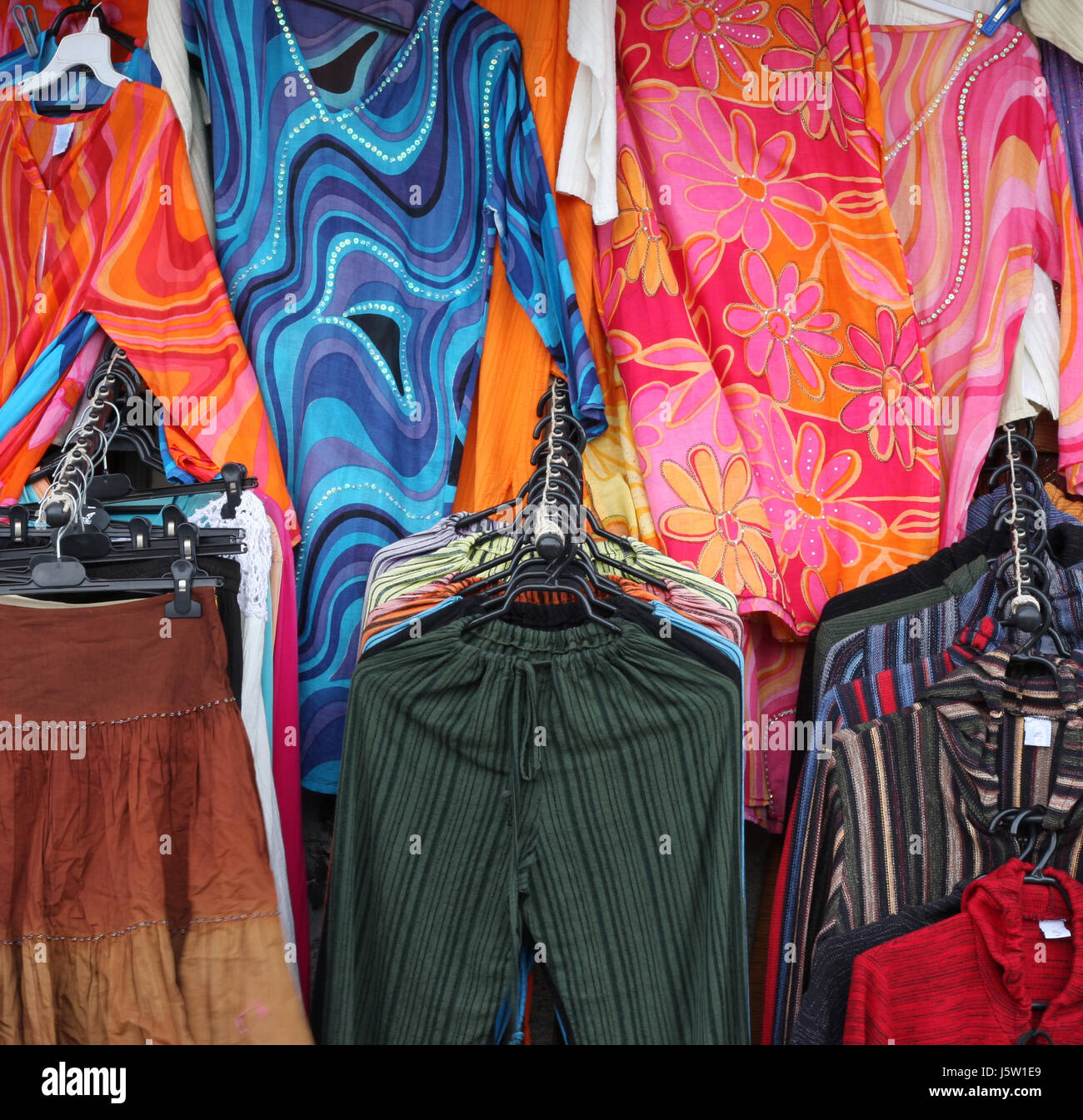 Ropa de moda ropa de vestir bata de paño de tela colorida tienda se venden  mujeres Fotografía de stock - Alamy