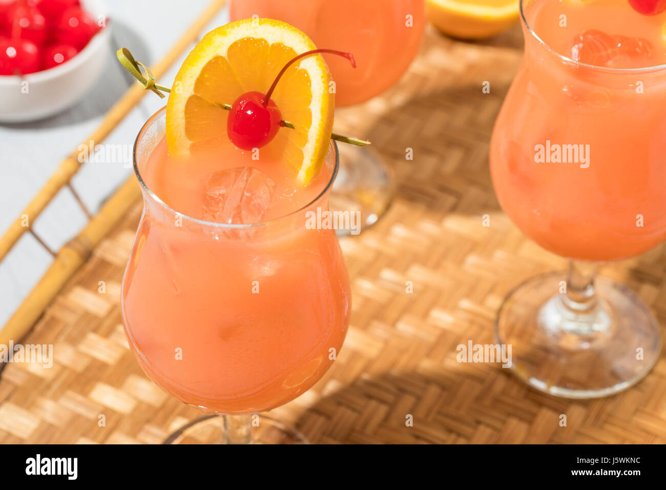 montaje Con fecha de acelerador Huracán alcohólicas caseras Cóctel con ron y jugo de naranja Fotografía de  stock - Alamy