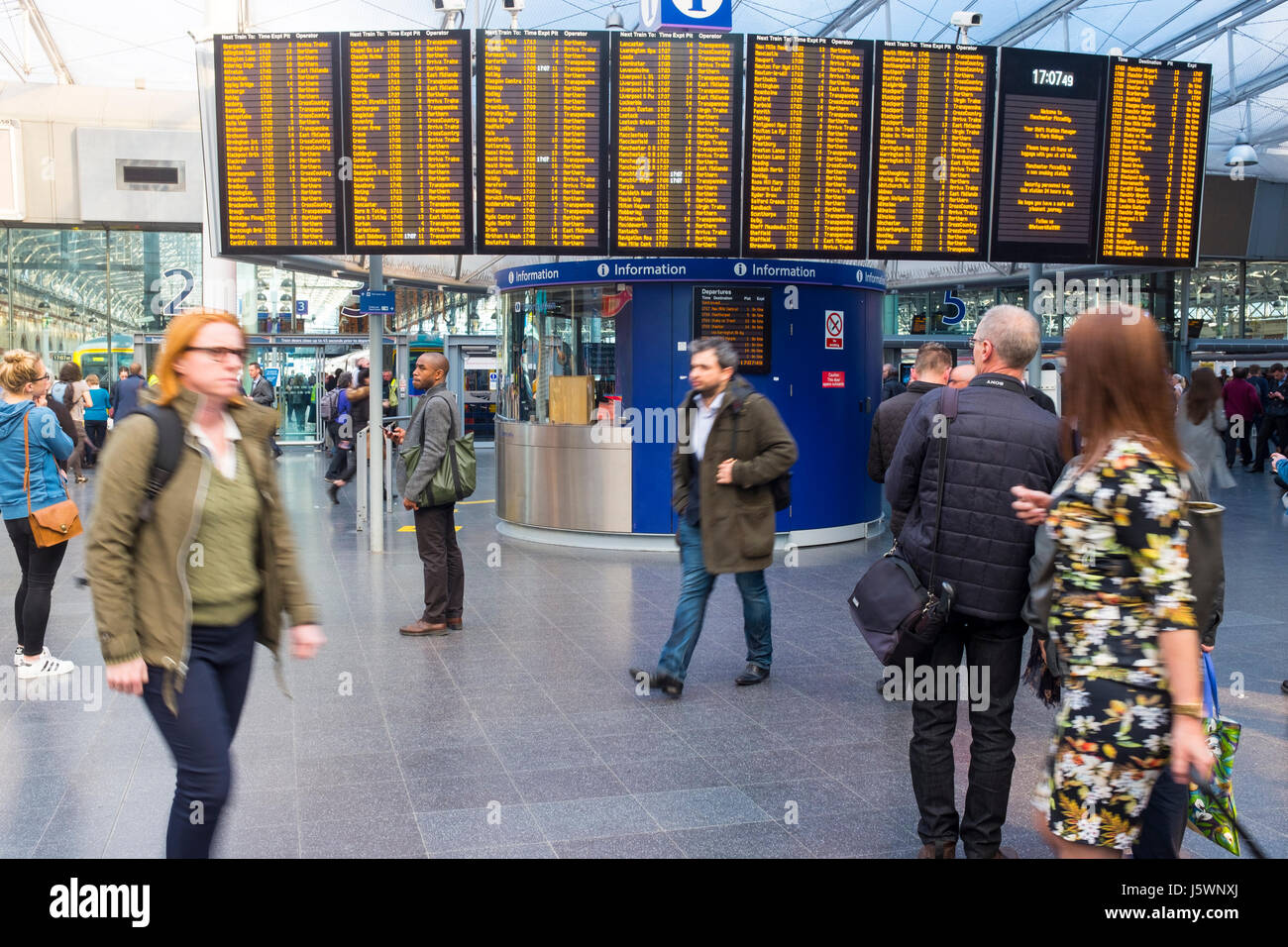 La información de la tabla del tren en la estación de tren de Piccadilly Manchester, RU Foto de stock